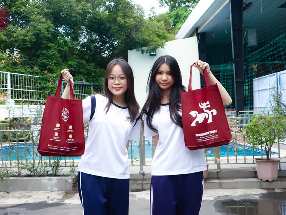 Tự hào là VAers – Món quà mang biểu tượng mới, gửi trọn tình yêu và niềm tin từ nhà trường